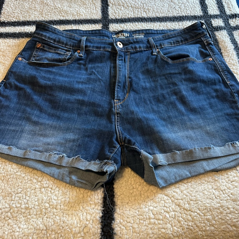 Med wash lightly distressed shorts size 20
